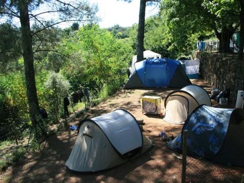 Emplacements de camping ombragés en camping 2 étoiles en Ardèche