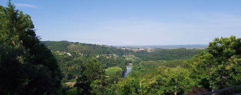 Emplacements de camping ombragés en camping 2 étoiles en Ardèche